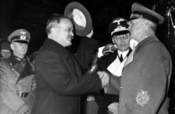 Міністр закордонних справ СРСР В'ячеслав Молотов (ліворуч) та міністр закордонних справ Німеччини Йоахім фон Ріббентроп. Берлін, 14 листопада 1940 року