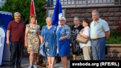 Калектыўнае фота на пікеце за Лукашэнку