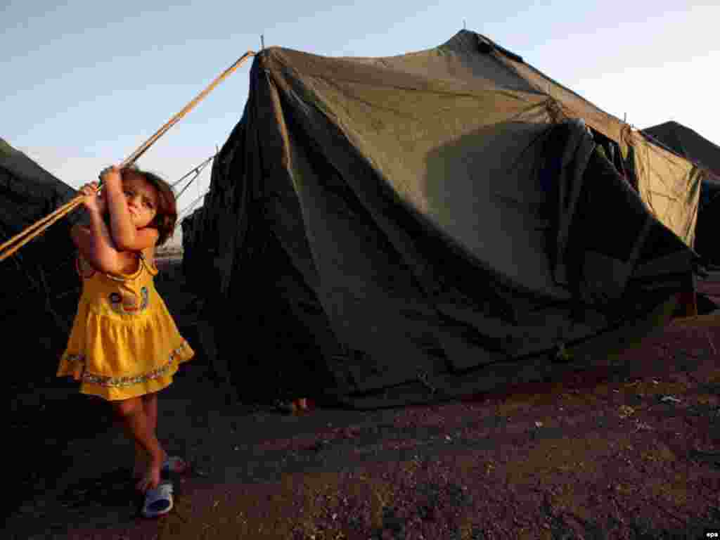 Девочка из Гори в лагере для беженцев в Тбилиси, 15 августа 2008 года.