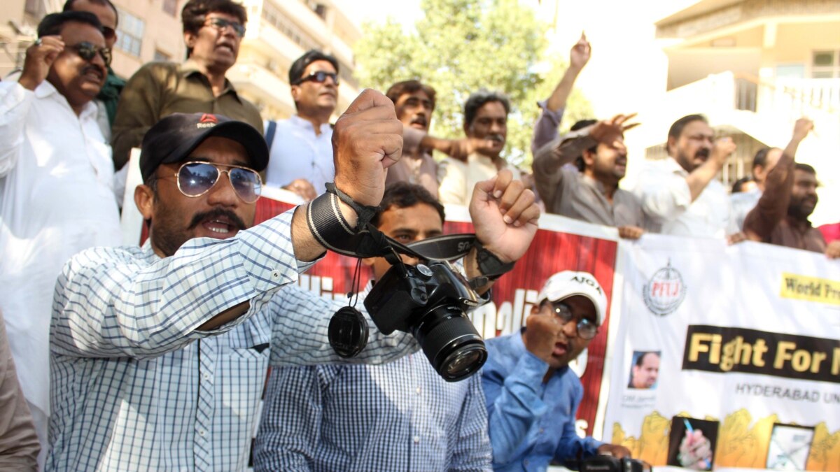 Pakistani Journalists Protest Censorship