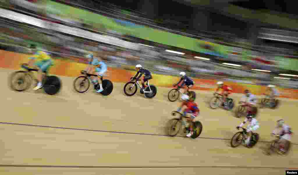 The final of the women&#39;s omnium 25-kilometer points race takes place, in which Britain&#39;s Laura Trott took gold.