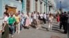 Людзі стаяць у чарзе на ўчастак у амбасадзе Беларусі ў Маскве.