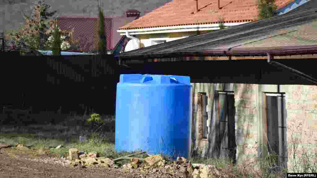 Пластиковая емкость для воды в одном из дворов Резервного, 4 декабря 2020 года&nbsp;