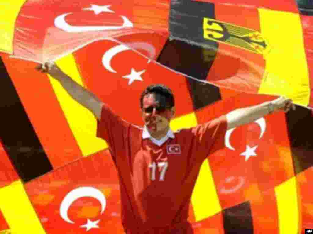 Almaniya-Türkiyə 3:2 - Futbol üzrə Avropa çempionatının yarımfinalında Almaniya 3:2 hesabı ilə Türkiyəyə qalib gəlib. Oyunun bitməsinə dörd dəqiqə qalmış Türkiyə hesabı bərabərləşdirsə də əlavə vaxta ehtiyac olacağı hesab olunurdu. Lakin almanların müdafiəçisi Filip Lam Almaniyaya daha bir qol qazandırdı. Almaniya ilə Rusiya və İspaniya oyununda qalib gələn komanda yarışacaq.