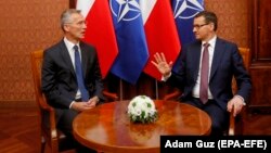 Польша премьер-министрі Матеуш Моравецкий (оң жақта) мен НАТО бас хатшысы Йенс Столтенберг. Варшава, 28 мамыр 2018 жыл. 