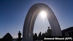 La monumentul în memoria victimelor civile kosovare ucise de serbi la Racak, 15 ianuarie, 2019