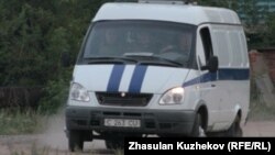 Спецмашина продолжает доставку неустановленных лиц из тюрьмы ЕЦ-166/25. Гранитный, Акмолинская область, 12 августа 2010 года. 