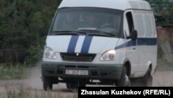 Спецмашина продолжает доставку неустановленных лиц из тюрьмы ЕЦ-166/25. Гранитный, Акмолинская область, 12 августа 2010 года.