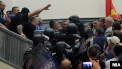 Protestuesit në Kuvendin e Maqedonisë, 27 prill