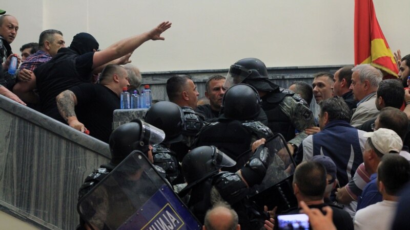 Shkup: Dënohen me 211 vjet burgim të akuzuarit për dhunën në Kuvend 