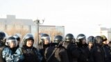 Ақтаудағы "Ынтымақ" алаңында тұрған арнайы жасақ. 18 желтоқсан 2011 жыл.