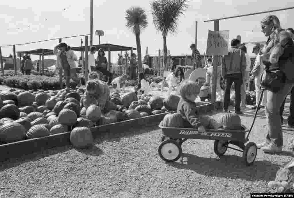A pumpkin fair in 1988. The photo was captioned "US agro-industrial complex."