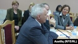 "Түгәрәк өстәл" утырышы. Уңда - Катрин Меркел