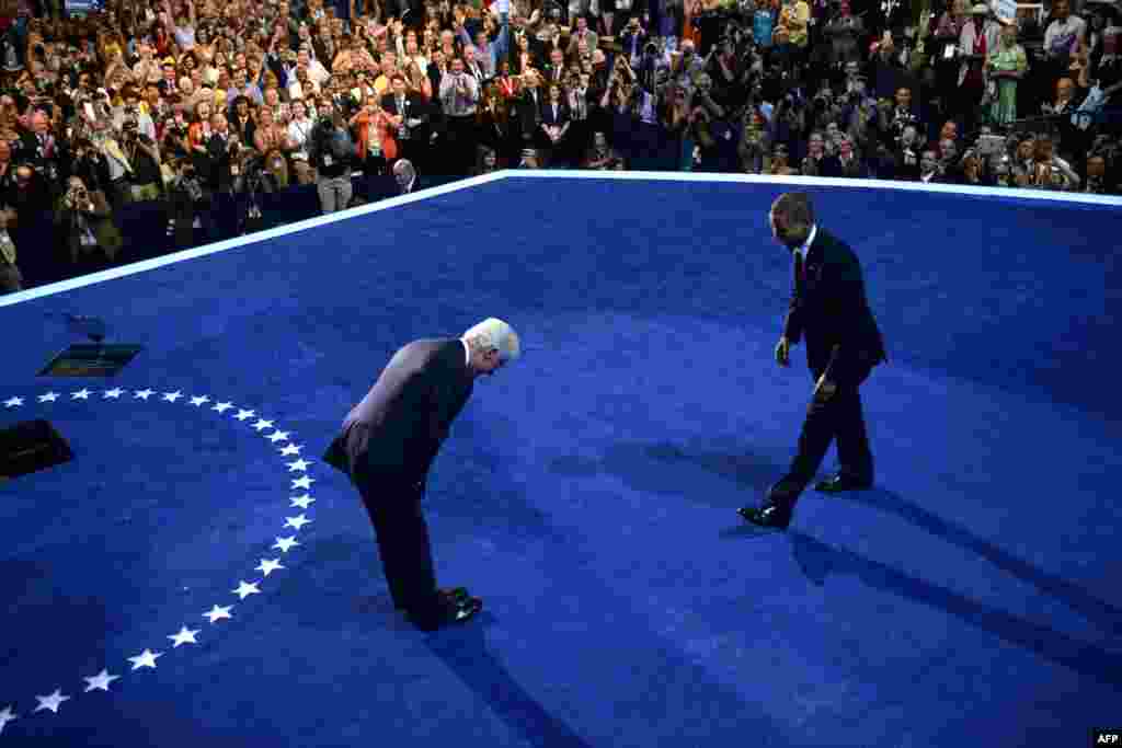 Predsjednik Barack Obama i Bill Clinton, bivši predsjednik SAD-a, Charlotte, Sjeverna Carolina, 5. septembar 2012. Foto: AFP / Brendan Smialowski 