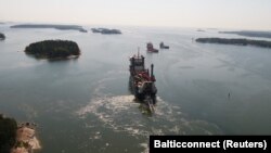 Судно-трубоукладчик Allseas Lorelay прокладывает трубопровод Balticconnector в Финском заливе, 22 мая 2019 года