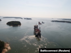 Сапеціалізоване судно Lorelay кладе труби на дно під час побудови морського газогону Вalticconnector в Фінській затоці. Травень 2019 року