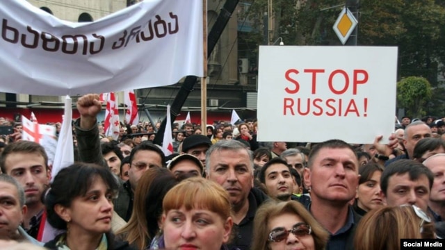 В Тбилиси на митинге против аннексии Абхазии подняли крымскотатарский флаг