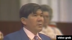 Мухтар Шаханов во время выступления на Съезде народных депутатов в 1989 году. Скриншот видео.