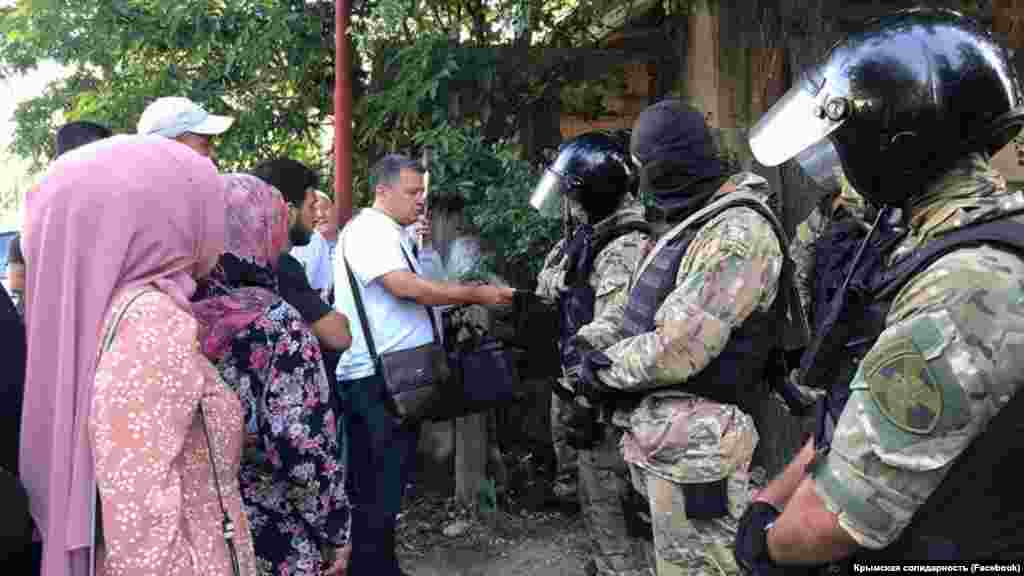 В окупованому Криму 7 липня російські силовики провели обшуки за кількома адресами. Дивіться відео з місця подій за посиланням