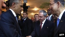 Президент США Барак Обама і президент Куби Рауль Кастро перед церемонією відкриття «Саміту Америк» в Панамі, 10 квітня 2015 року 