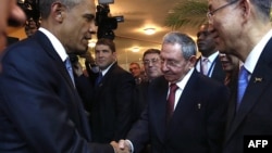 Президенти США і Куби потисли руки