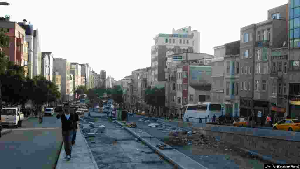 خرابیها در جاده خلیج، پشت میدان تقسیم است