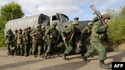 Війська проросійських сепаратистів залишають свої позиції під час розведення сил в селі Петровському Донецької області, 3 жовтня 2016 року