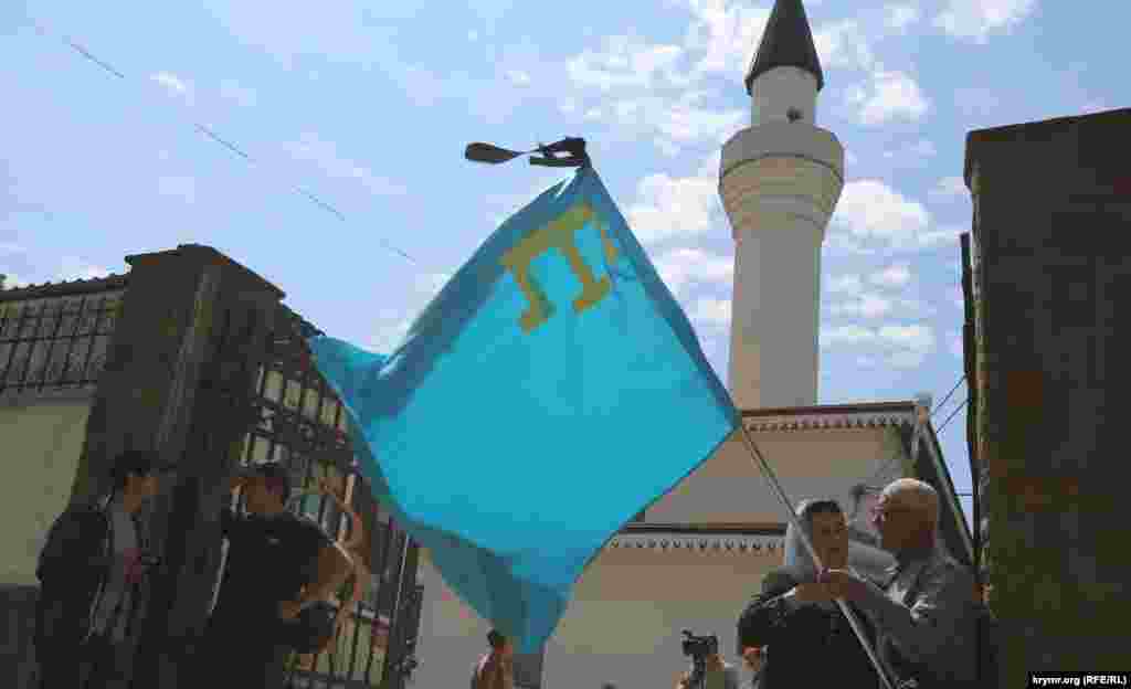 Из-за запрета властей вместо общекрымского траурного митинга крымские татары провели молебен. В Симферополе в мечети Кебир-джами прошел молебен по жертвам депортации. 18 мая 2015 года