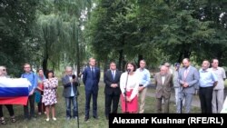 Жанна Немцова (у микрофона) на открытии сквера, 24 августа 2018 года