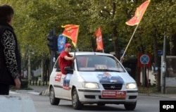 Агитаторы Демократической партии социалистов на улицах Подгорицы