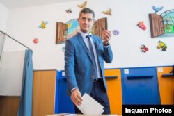 Дан Барна на виборчій дільниці, Сибіу, 10 листопада 2019 року