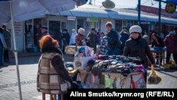 Торговля на рынке в Керчи, иллюстрационное фото