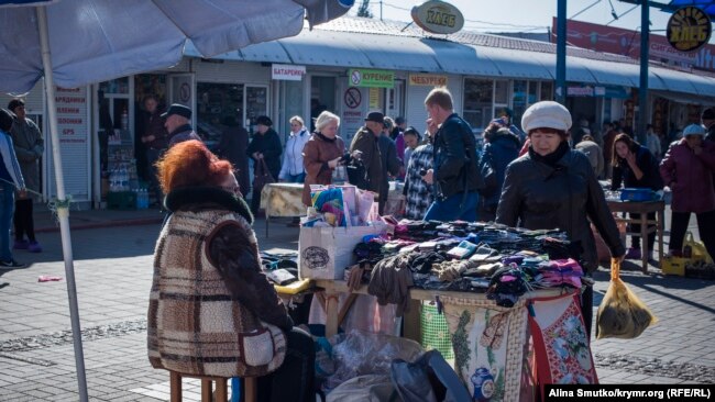 Торговля на рынке в Керчи, иллюстрационное фото