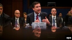 Directorul FBI, James Comey, explicînd în Congres motivele cererii de deblocare a telefonului