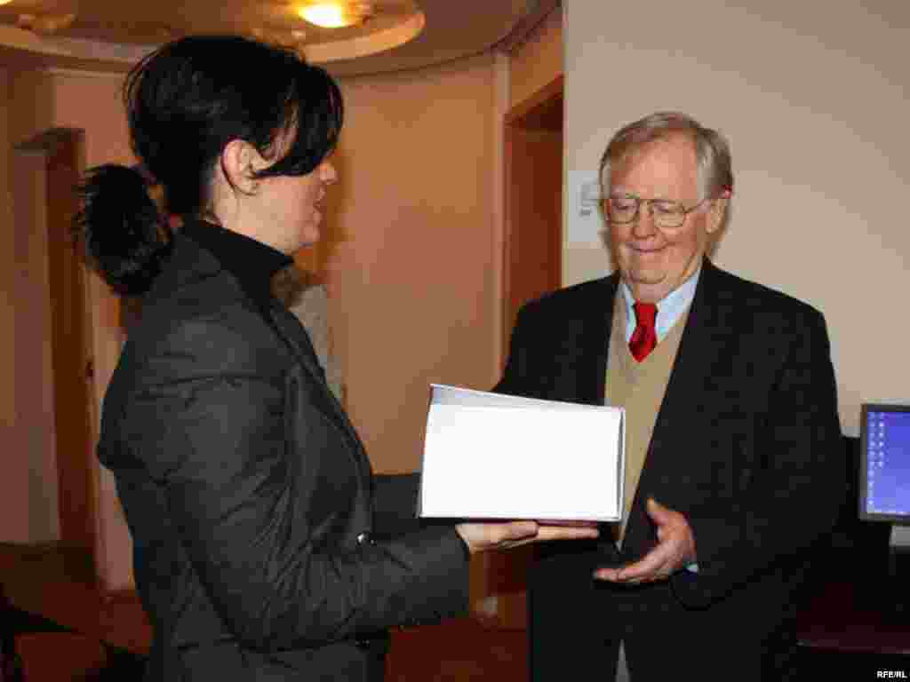 Američki governer Victor Ashe posjetio je RSE dopisništvo u Prištini gdje mu je uručena knjiga sa izvještajima, reportažama novinara RSE, 11. novembar 2011. 