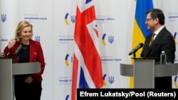 Британската външна министърка Лиз Тръс се срещна с украинския си колега Дмитро Кулеба в четвъртък в Киев
