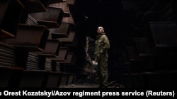 Український боєць на заводі «Азовсталь», травень 2022 року