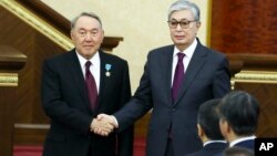 Kazakh President Qasym-Zhomart Toqaev (right) with his predecessor, Nursultan Nazarbaev (file photo)