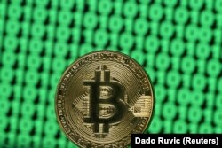 Ismét szárnyalnak a kriptovaluták. Egyetlen bitcoin 19 ezer dollárt (nagyjából 5,8 millió forintot) ér, de igen nagyok lehetnek az árfolyamingadozások.