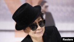 Yoko Ono na otvaranju izložbe u Frankfurtu, 14. februara 2013.