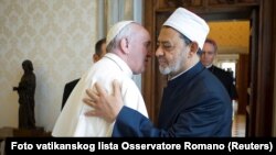 Рим папаси Франциск Ал-Азҳар масжиди имоми Аҳмад ат-Тоййиб билан, Ватикан, 2016 йил 23 майи.