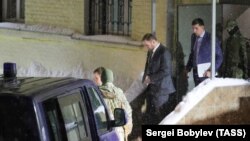 Члена Совфеда Рауфа Арашукова ведут после заседания суда в Москве, 30 января 2019 года 
