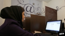Iranka u internet kafeu u centru Teherana