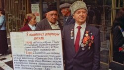 Участник траурного митинга в Симферополе, 18 мая 1998 года