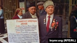 Участник траурного митинга в Симферополе, 18 мая 1998 года