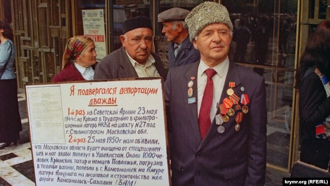 Участник траурного митинга в Симферополе, 18 мая 1998 года