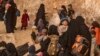 «Ислам мамлекети» экстремисттик уюмунун мүчөлөрү деп шек саналган адамдар. Сирия, 14-март, 2019-жыл.