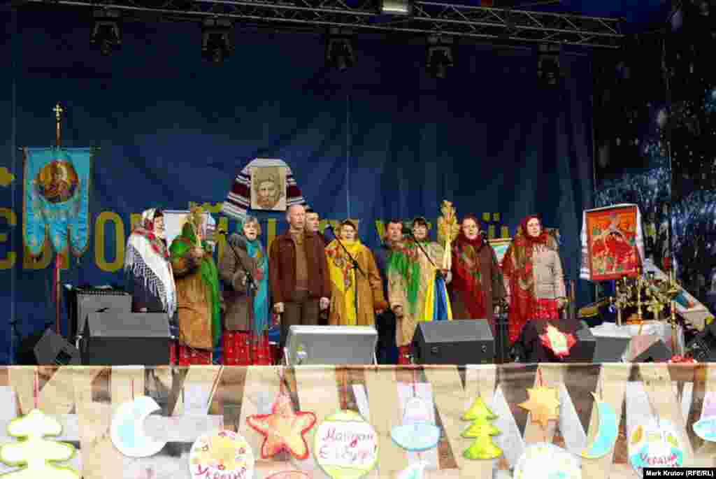 Выступление народных коллективов с колядками на Евромайдане в Киеве