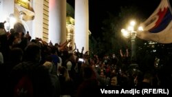 протест на платото пред Собранието на Србија