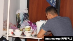 Студент обедает в комнате общежития. Алматы, 8 сентября 2013 года.